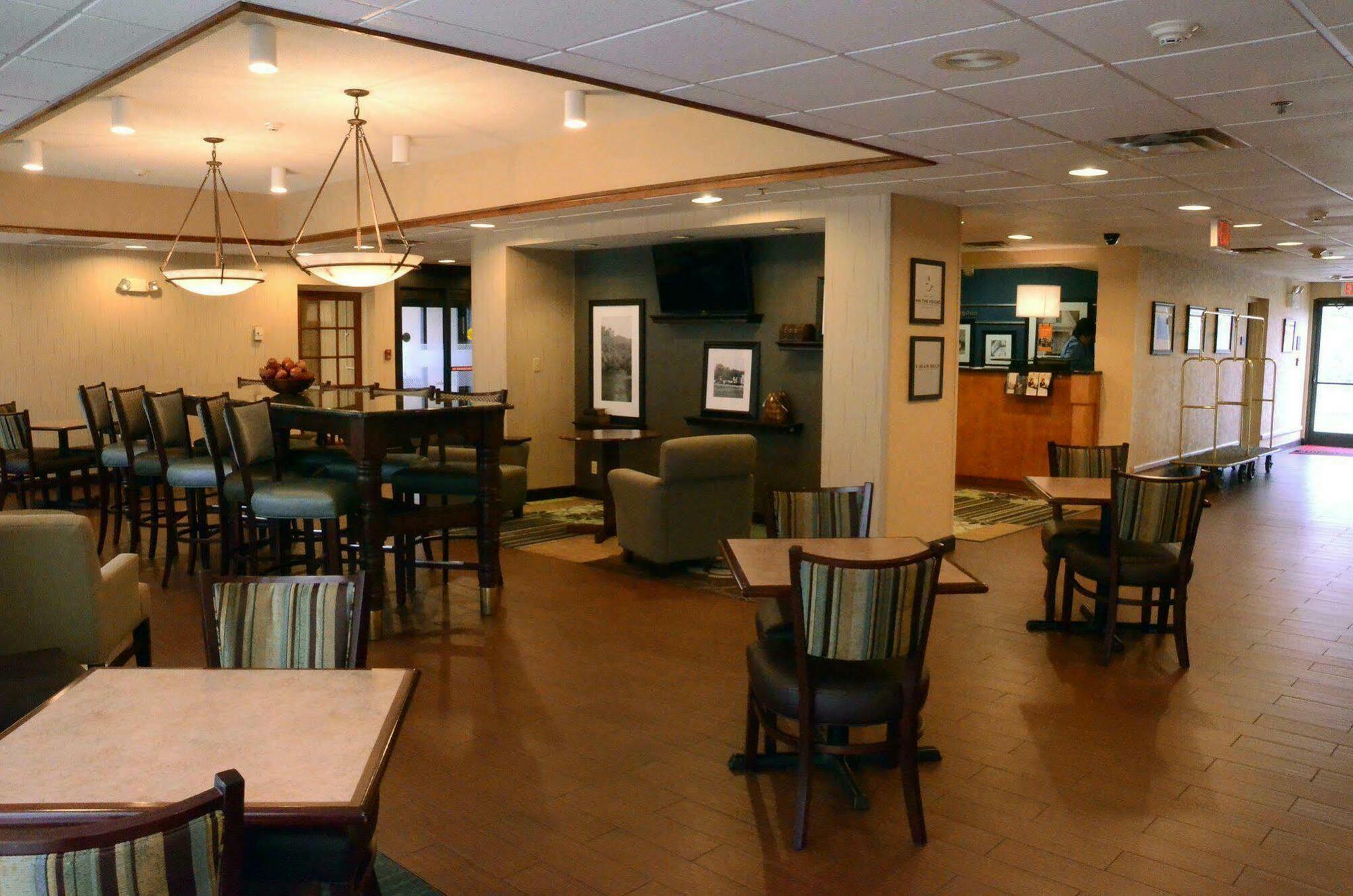 Hampton Inn Abingdon Bagian luar foto