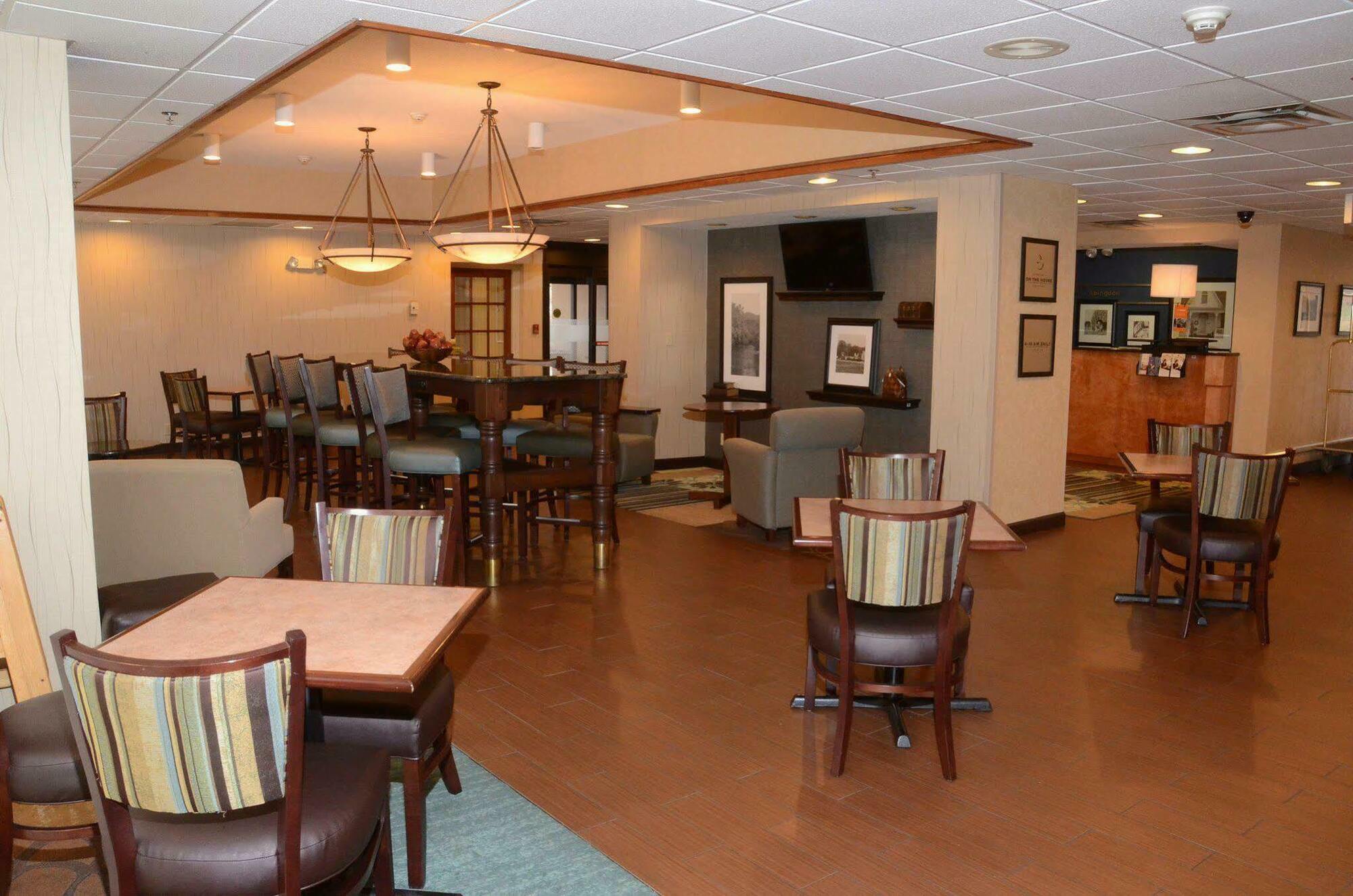 Hampton Inn Abingdon Bagian luar foto