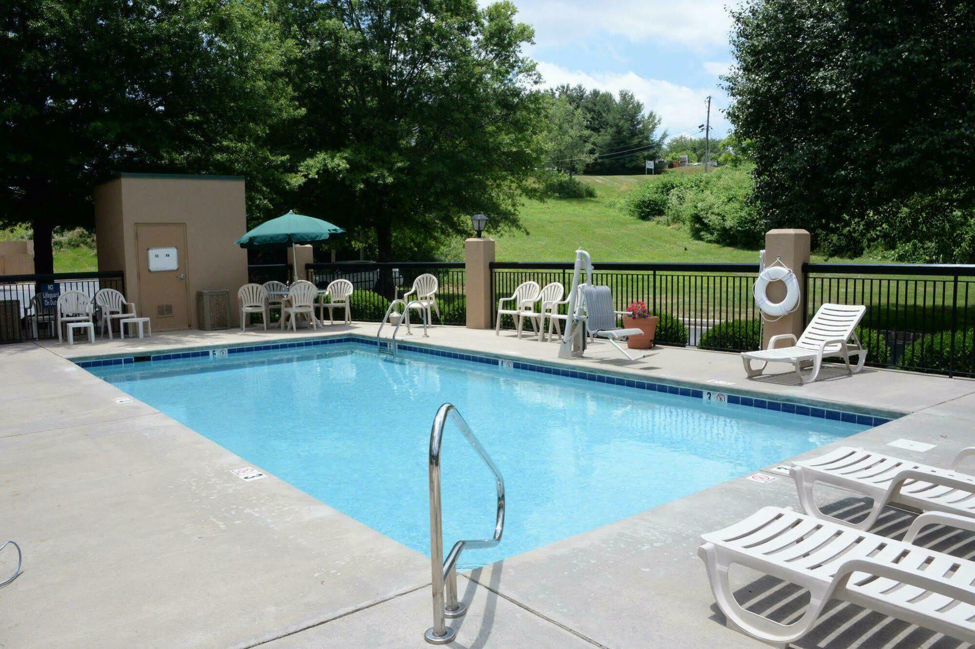 Hampton Inn Abingdon Bagian luar foto