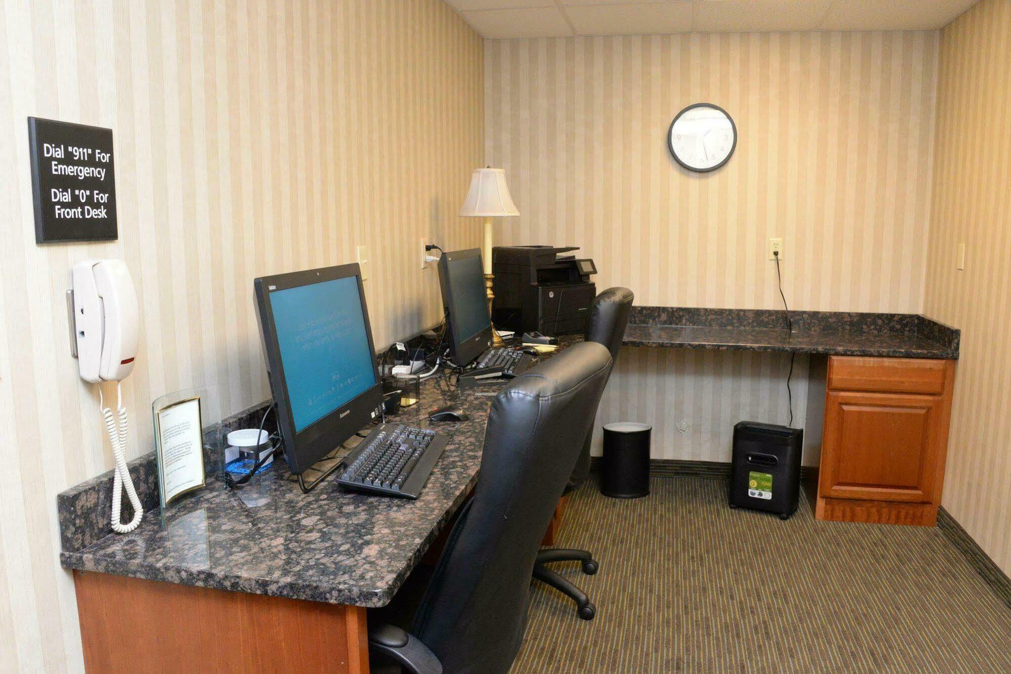 Hampton Inn Abingdon Bagian luar foto